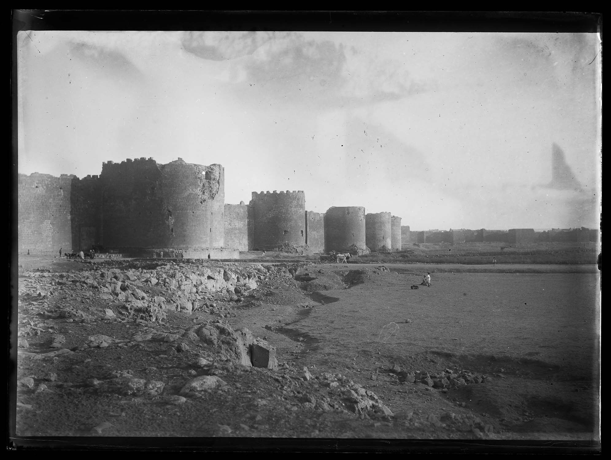 Vue extérieure du rempart à hauteur de la porte d'Urfa